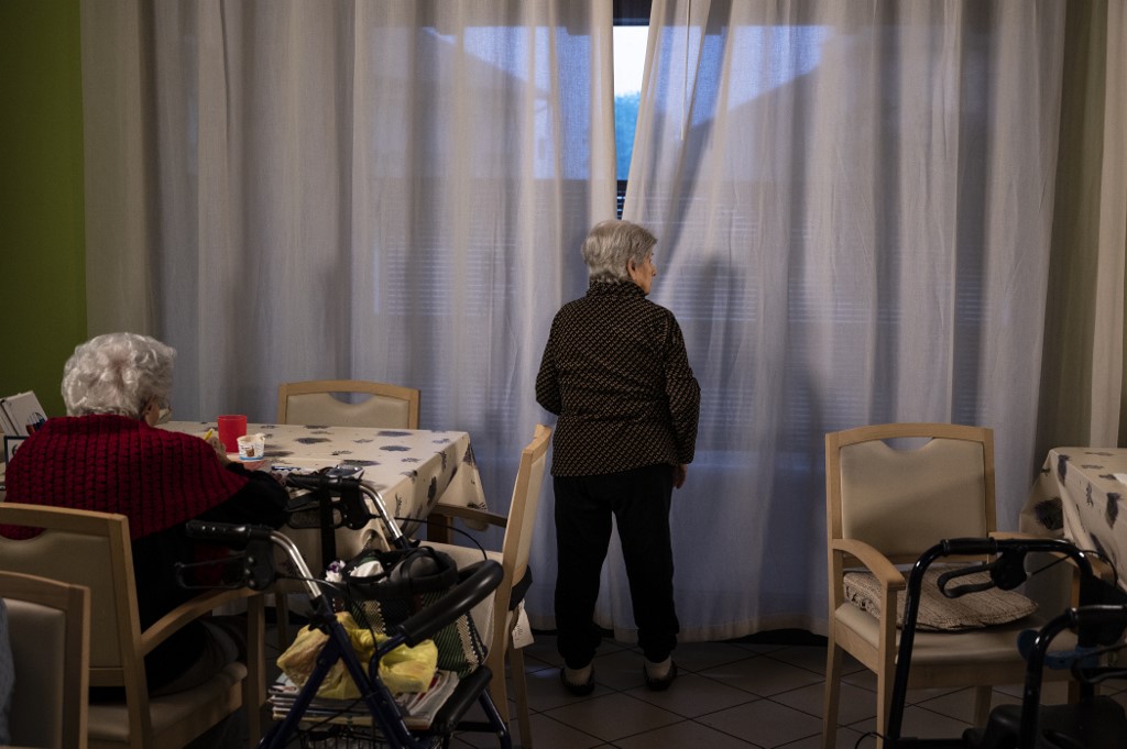 Les résidents âgés se rassemblent dans un espace commun à la maison de retraite `` Torre della Rocchetta '' à Albuzzano, près de Pavie, dans le nord de l'Italie, le 3 novembre 2020. (AFP)