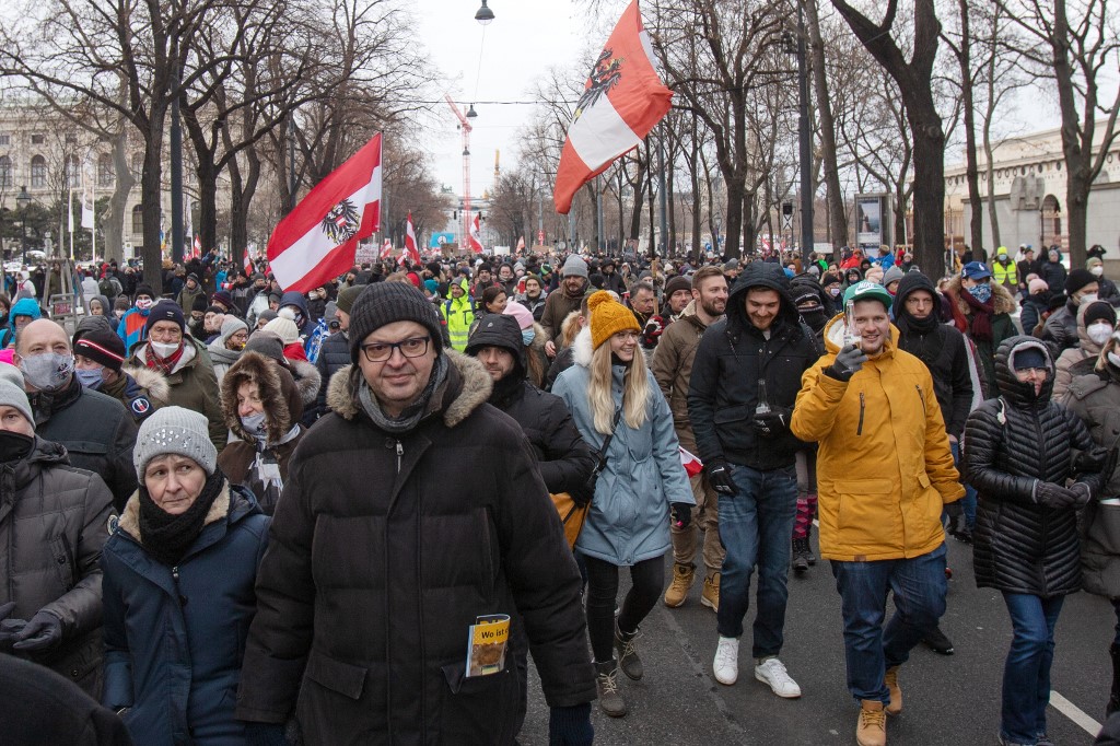 Des manifestants défilent sans masques lors d'une manifestation contre les restrictions du nouveau coronavirus (Covid-19) à la Ringstrasse à Vienne, en Autriche, le 16 janvier 2021. (AFP)