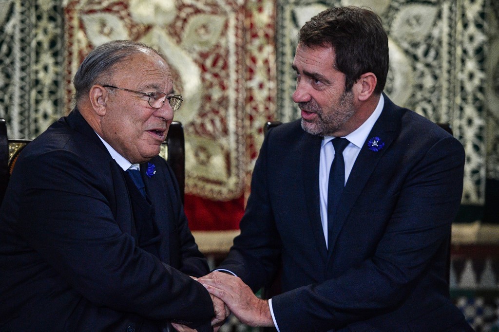 Le ministre français de l'Intérieur, Christophe Castaner, serre la main avec le président du Conseil français de la foi musulmane (CFCM) et le recteur de la Grande Mosquée de Paris, Dalil Boubakeur. (AFP)
