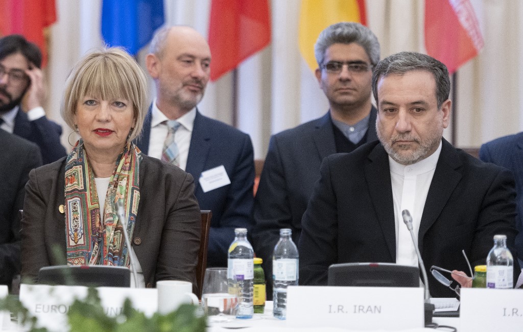 Abbas Araghchi (Droite), député politique au ministère des Affaires étrangères de l'Iran, et le secrétaire général du Service d'action extérieure de l'Union européenne (SEAE) Helga Schmid assistent à une réunion de la Commission mixte du JCPOA sur le programme nucléaire de l'Iran à la délégation de l'UE à le bureau des organisations internationales à Vienne, en Autriche, le 26 février 2020. (AFP)