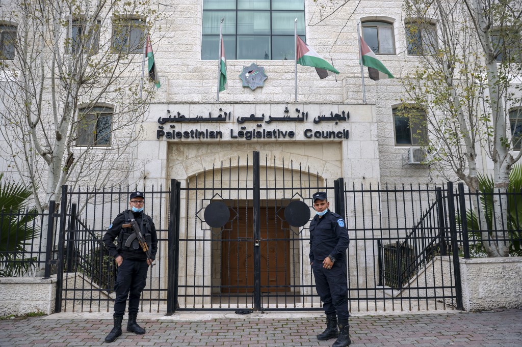 Des membres des forces de sécurité palestiniennes montent la garde devant le bâtiment du Conseil législatif dans la ville occupée de Ramallah, en Cisjordanie. (AFP)