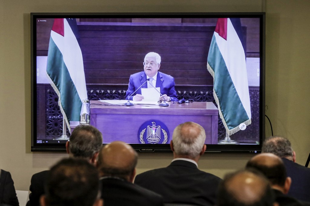 Des représentants des factions palestiniennes réunis à l'ambassade palestinienne à Beyrouth, la capitale du Liban, le 3 septembre 2020, assistent par vidéoconférence à des entretiens avec le président palestinien Mahmud Abbas (écran) et d'autres représentants à Ramallah. (AFP)