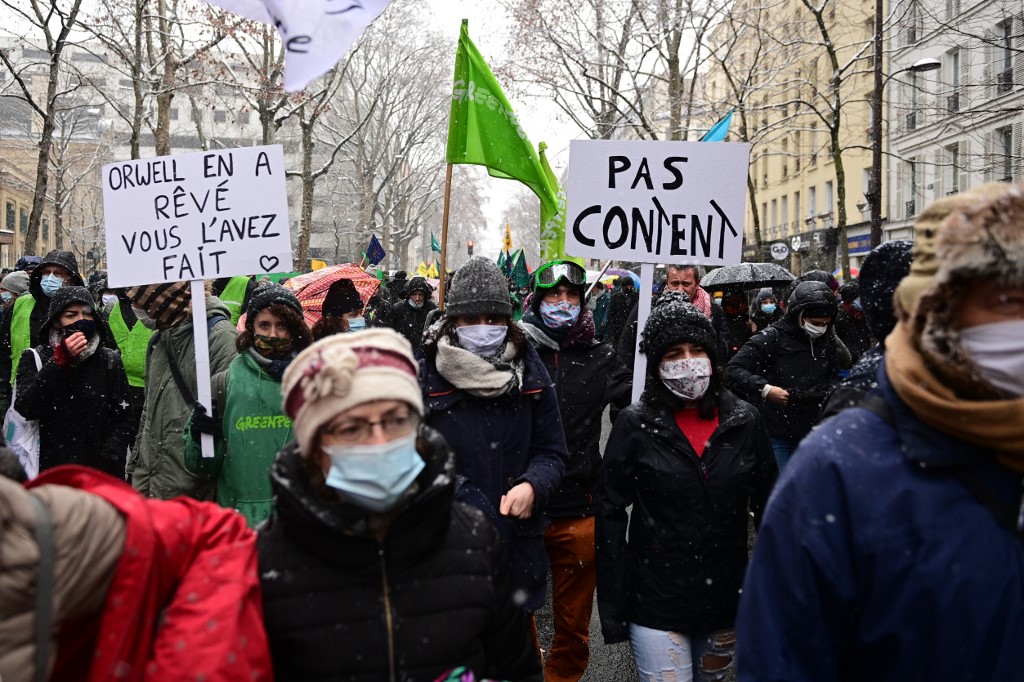 Les manifestants tiennent des pancartes lors d'une manifestation contre le projet de loi sur la « sécurité globale » qui restreindrait la publication de photos montrant les visages de policiers en service, le 16 janvier 2021 à Paris. (AFP)