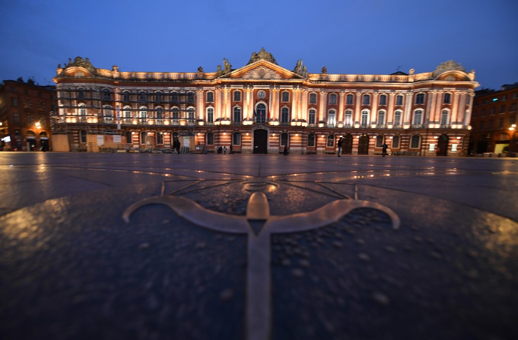 La place du Capitole déserte dans la ville de Toulouse, le 16 janvier 2021 pendant le couvre-feu de 18h00, dans le contexte des restrictions prises pour freiner la propagation de la pandémie de Covid-19. (AFP)