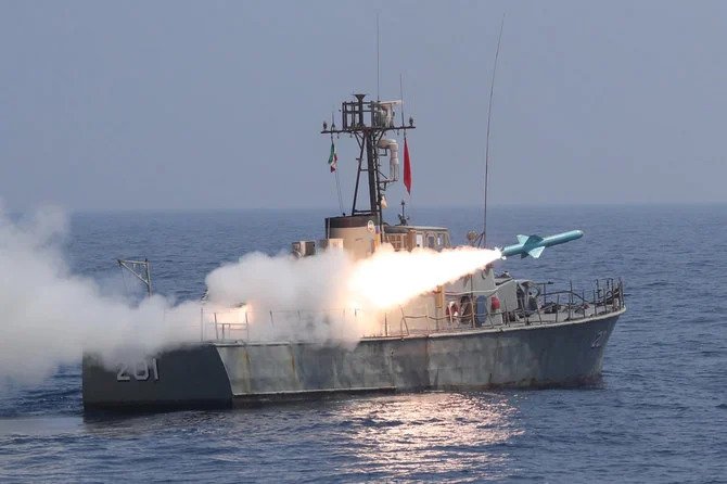 Des missiles iraniens atterrissent à 160 km d’un porte-avions américain dans l'océan Indien