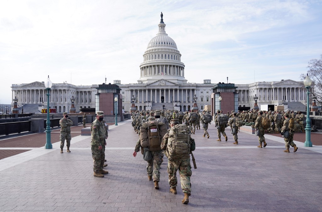 Un homme lourdement armé arrêté près du Capitole