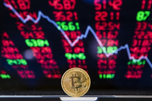 Entre bitcoins perdus et flambée des cours: combien pèsent les cryptomonnaies?