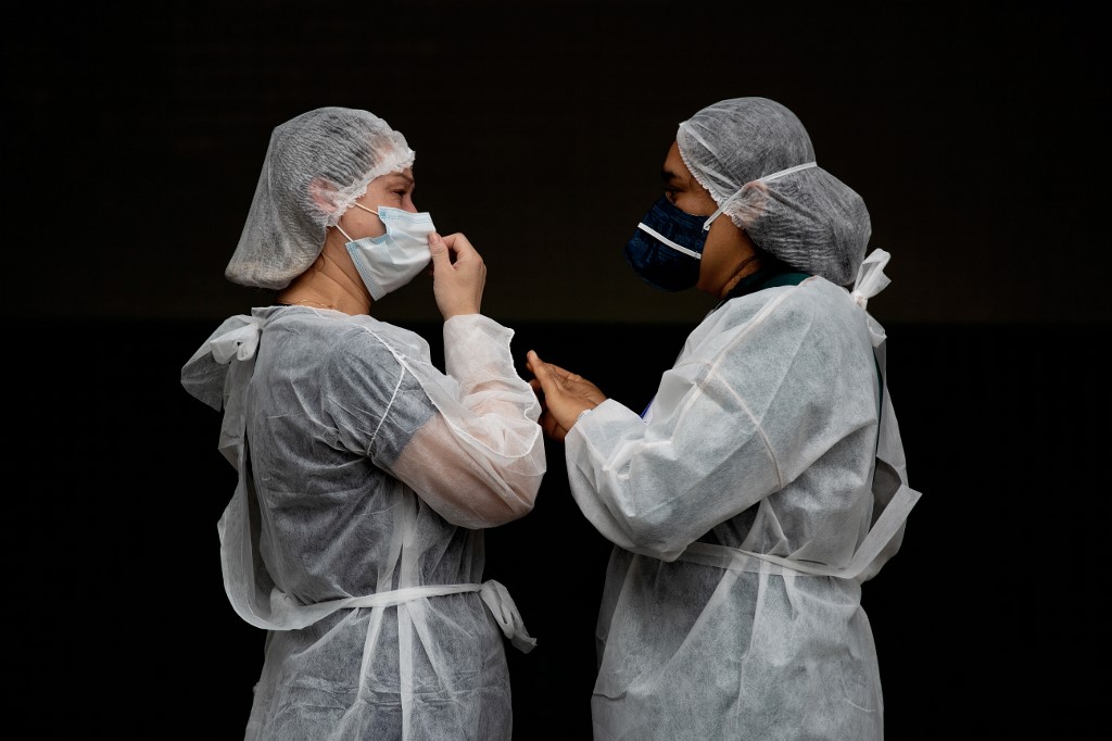 Des infirmières devant l'hôpital de Agosto à Manaus, dans l'État d'Amazonie, au Brésil, au milieu de la pandémie du nouveau coronavirus. (AFP)