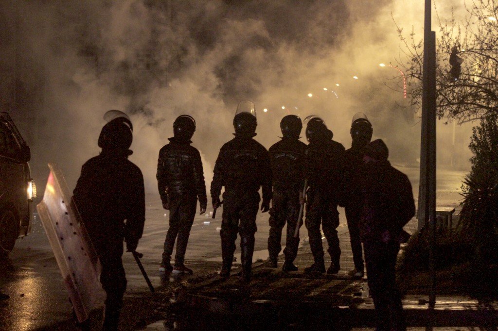 Les forces de sécurité se rassemblent lors d'affrontements avec des manifestants, sur les lieux d'une manifestation dans la ville tunisienne de Siliana, la capitale du gouvernorat du même nom, à environ 130 km au sud-ouest de la capitale Tunis, le 16 janvier 2021. (AFP)