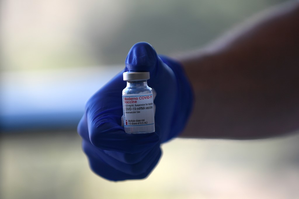 «C'est un débat qui n'a pas lieu d'être et ce serait choquant, alors qu'on débute encore partout cette campagne de vaccination en Europe, qu'il y ait des droits plus importants pour certains que pour d'autres. Ce n'est pas notre conception de la protection et de l'accès aux vaccins». (AFP)
