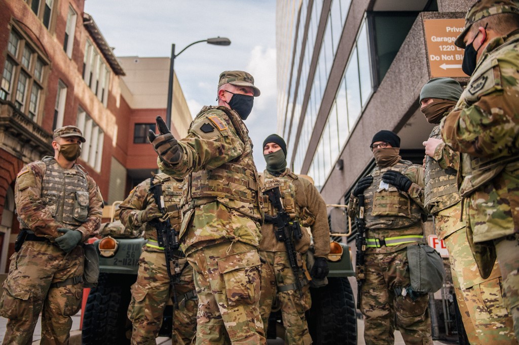 Un lieutenant de la Garde nationale s'entretient avec des soldats- lors d'une réunion au centre-ville le 17 janvier 2021 à Washington, DC. Après les émeutes de la semaine dernière au Capitole américain, le FBI a mis en garde contre des menaces supplémentaires dans la capitale du pays et dans les 50 États. Selon les rapports, jusqu'à 25000 gardes nationaux. (AFP)