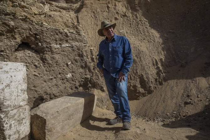L'archéologue égyptien Zahi Hawass se tient sur le site de fouilles du temple funéraire de la reine Nearit le dimanche 17 janvier 2021 à Saqqarah, au sud du Caire, en Égypte. (AP)