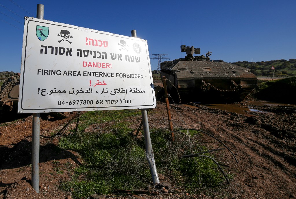 Un panneau d'avertissement sur le plateau du Golan annexé par Israël. (AFP)