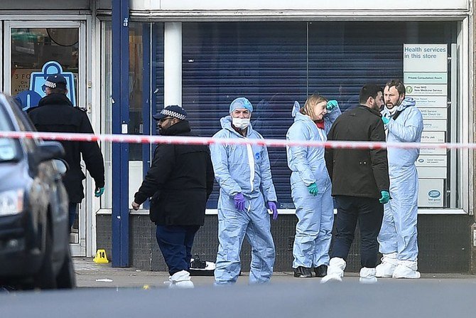 Des agents de police scientifique sur Streatham High Road, dans le sud de Londres. (AFP)