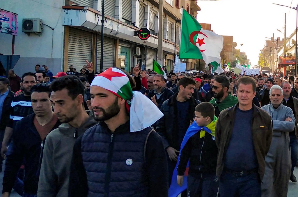 Des Algériens défilent dans une manifestation anti-gouvernementale dans la ville algérienne de Bordj Bou Arreridj, à environ 240 km à l'est de la capitale Alger, le 14 février 2020. (AFP)
