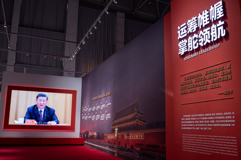 Une vidéo du président chinois Xi Jinping est diffusée lors d'une exposition sur la lutte de la Chine contre la Covid-19 dans un centre de congrès qui était auparavant un hôpital de fortune pour les patients atteints de coronavirus, à Wuhan le 15 janvier 2021. (AFP)