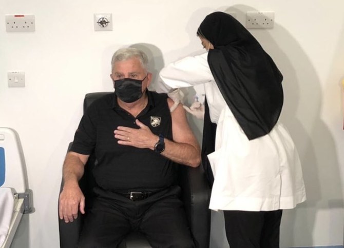 L'ambassadeur John Abizaid reçoit son deuxième vaccin contre le COVID-19. (Ambassade des États-Unis en Arabie Saoudite)