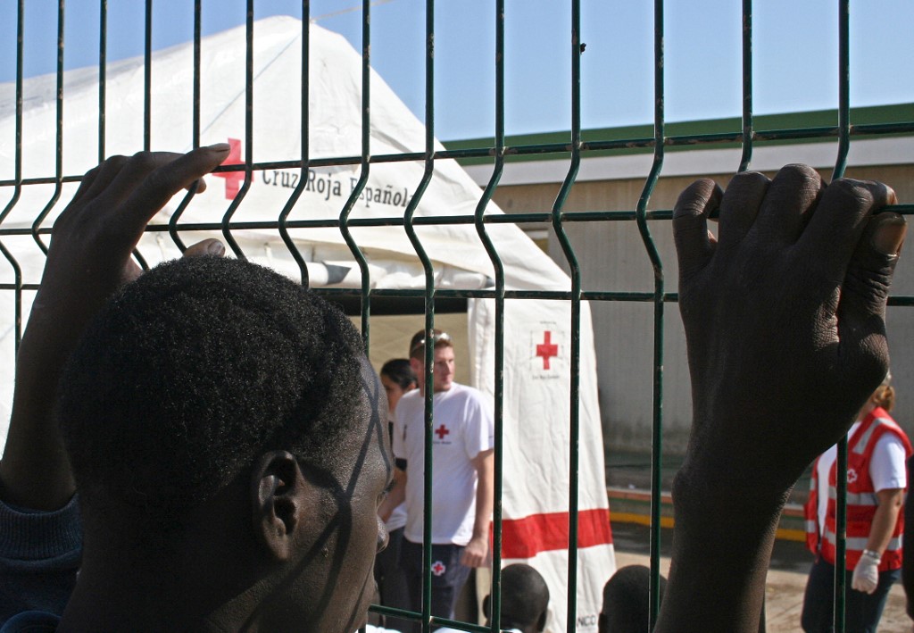 Un immigrant près d'une tente de la Croix-Rouge espagnole dans un abri temporaire de l'enclave espagnole de Melilla. (AFP)