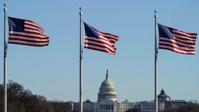 Des drapeaux américains flottent, le Capitole est à l’arrière-plan, le 10 janvier 2021. (Reuters)