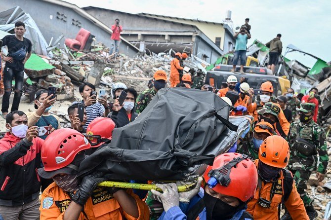 Le bilan du séisme de Célèbes, d’une magnitude de 6,2 sur l’échelle de Richter, fait état de 56 morts et de 820 blessés. Ce drame a contraint 15 000 personnes à se déplacer. (AFP)