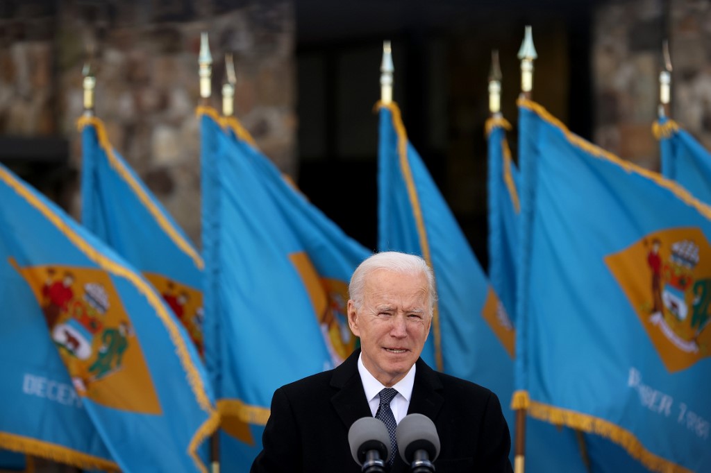 Biden rend hommage aux victimes de la Covid, Trump vante son bilan