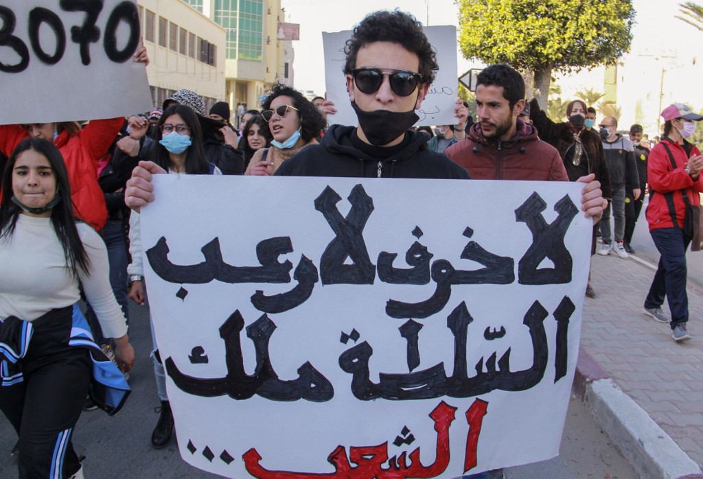 Face aux crises politique et sociale, la jeunesse tunisienne, désabusée, se révolte