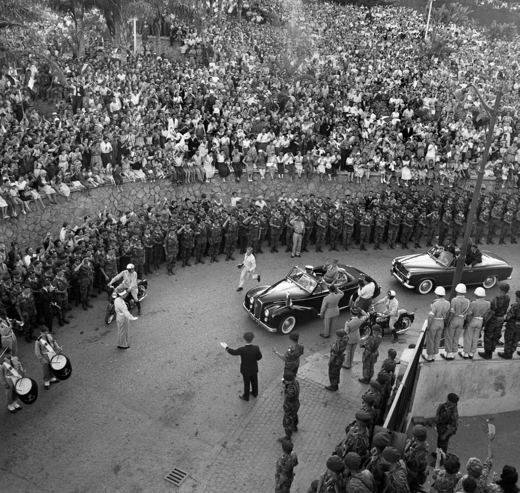 Cette photo d'archive prise le 05 juin 1958 montre des habitants d'Alger et des troupes françaises regardant la procession du général Charles de Gaulle. (AFP)