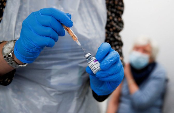 Des scientifiques britanniques mettent à jour le vaccin contre la Covid-19 développé à l’université d’Oxford pour qu’il soit résistant aux nouvelles souches du virus. (REUTERS / Jason Cairnduff / photo d’archives)