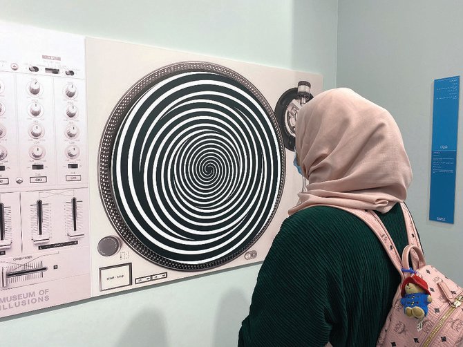 Le musée des Illusions présente plusieurs illusions d'optique interactives, des explications sur leur fonctionnement et sur les raisons pour lesquelles nos esprits se laissent piéger par elles. (Photo d’AN par Thamer Alfuraiji)