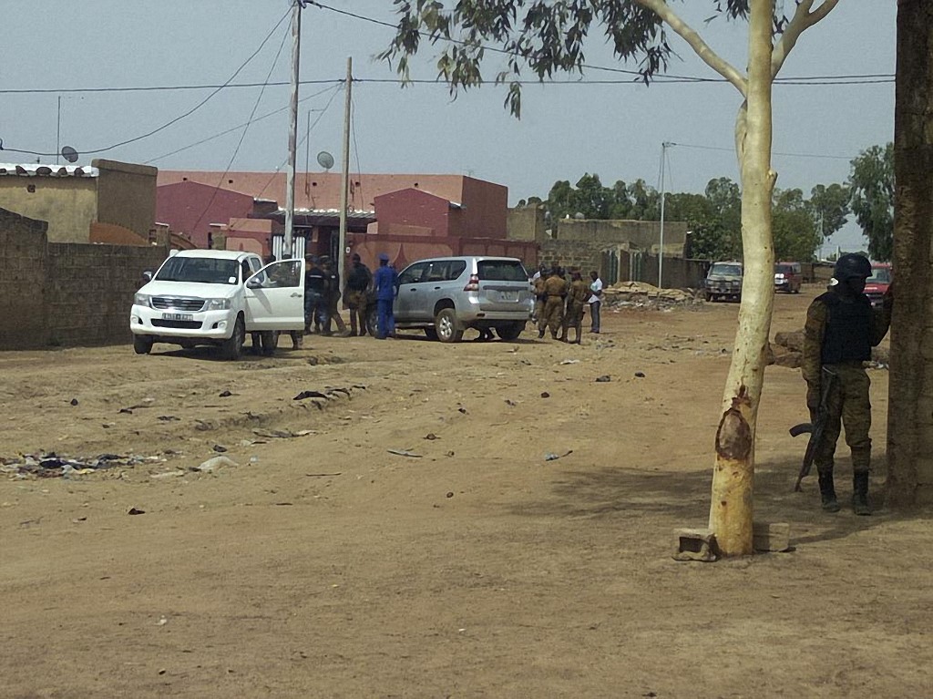 Un soldat du Burkina Faso se tient sur un périmètre de sécurité mis en place autour du site où trois djihadistes présumés ont été tués et un a été capturé le 22 mai 2018 lors d'un raid avant l'aube par les forces de sécurité sur une maison à Ouagadougou, la capitale du pays. (AFP)