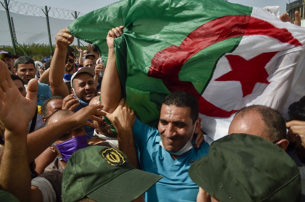«Le poète du Hirak» et trois jeunes militants condamnés en Algérie