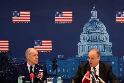 Le maréchal Billingslea (à droite), l'envoyé présidentiel spécial des États-Unis pour le contrôle des armements et le lieutenant-général de l'US Air Force Thomas Bussiere lors d’une conférence de presse le 23 juin 2020 à Vienne. Les États-Unis et la Russie ont tenu des pourparlers sur l'expiration du nouveau traité START dans un contexte de tensions et de divergences croissantes. (Joe Klamar/AFP)