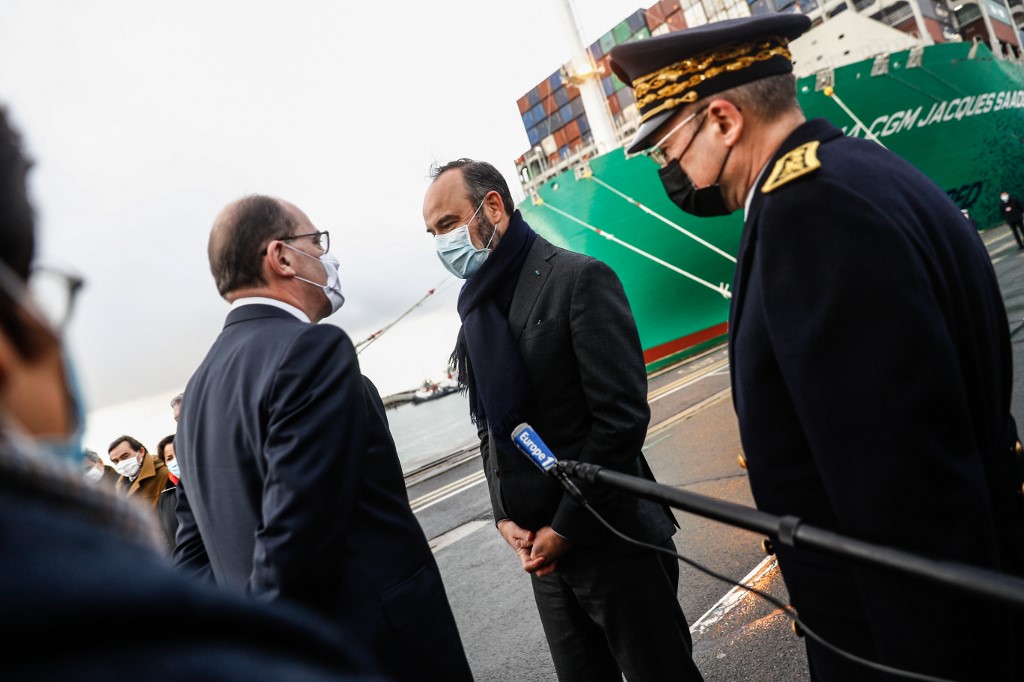 Le Premier ministre français Jean Castex et son prédécesseur, le maire du Havre, Edouard Philippe, lors de l'arrivée du porte-conteneurs «Jacques Saade» appartenant à la CMA CGM au port du Havre. (AFP)