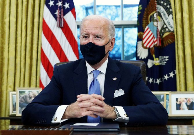 Le président américain Joe Biden signe des décrets dans le Bureau ovale de la Maison-Blanche à Washington, après son investiture en tant que 46e président des États-Unis, le 20 janvier 2021 (Reuters)