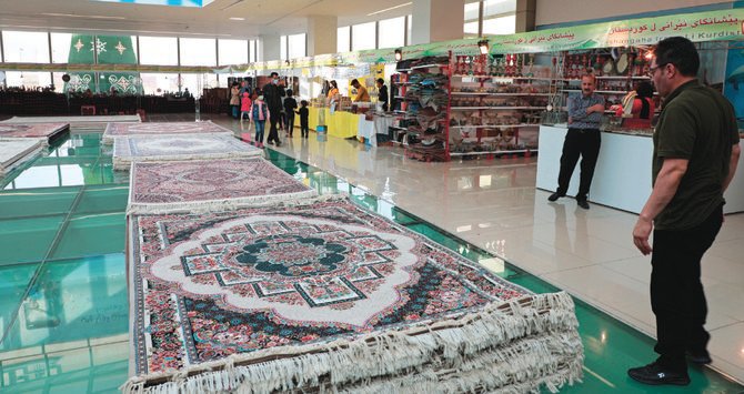 Des tas de tapis moelleux de fabrication iranienne recouvrent les sols d’un centre commercial de la ville de Dohuk, dans le nord de l'Irak, qui accueille des commerçants de l'Iran voisin. (AP)