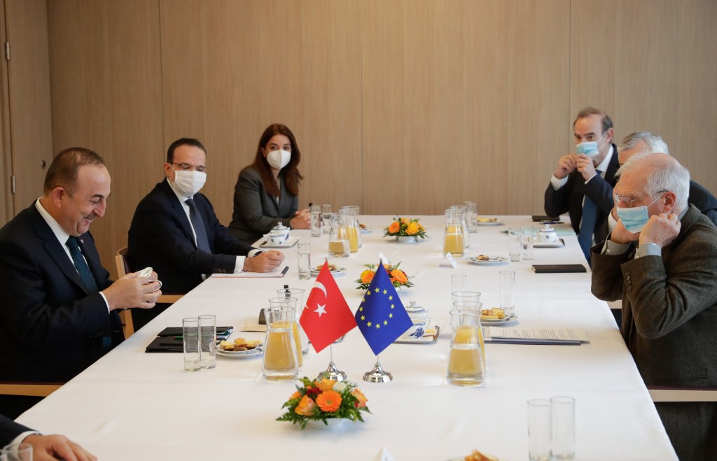 Le ministre turc des Affaires étrangères Mevlut Cavusoglu et le haut représentant de l'Union européenne pour les affaires étrangères et la politique de sécurité lors d'une réunion au SEAE à Bruxelles. (AFP)