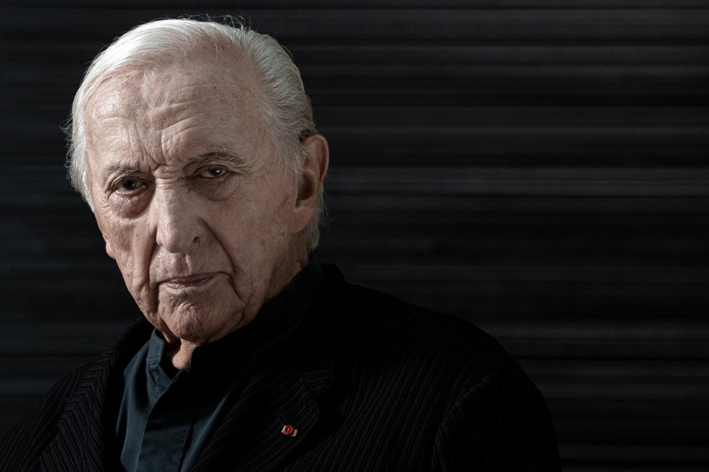Le peintre français Pierre Soulages pose lors d'une séance photo au musée du Louvre le 10 décembre 2019 à Paris. (AFP)