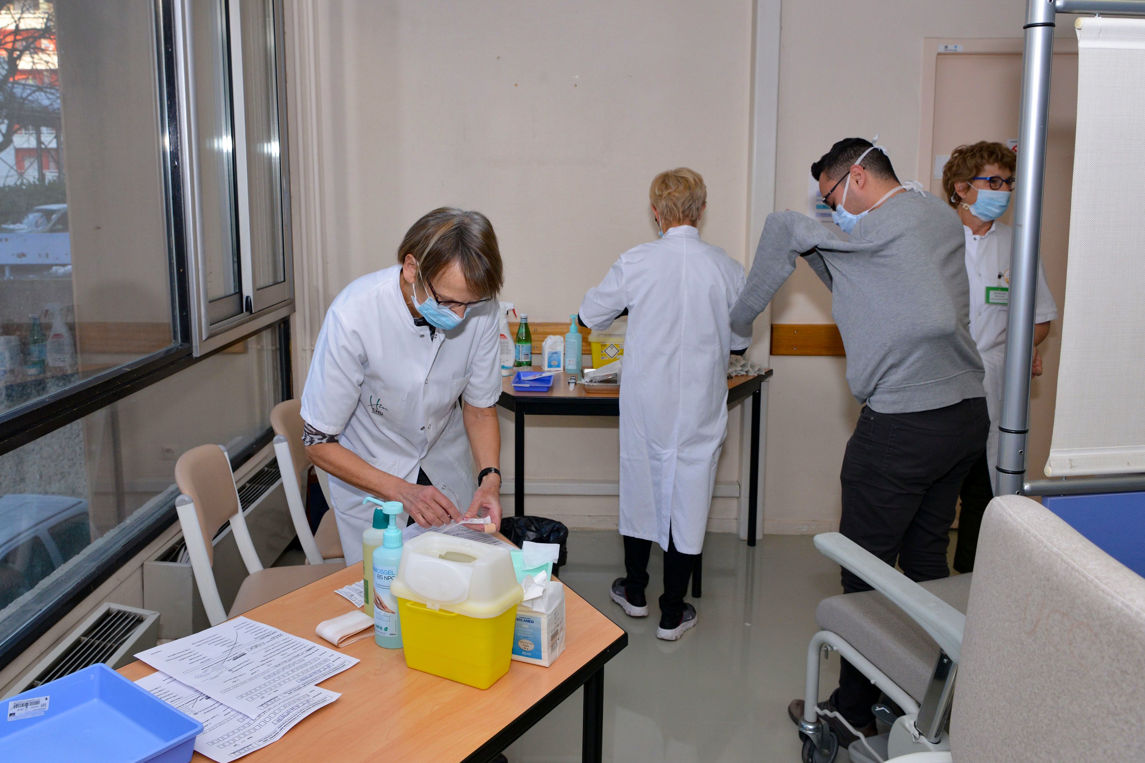 Des soignants effectuent des vaccins au centre de vaccination du CHU Grenoble Alpes à Grenoble, le 18 janvier 2021. (AFP)