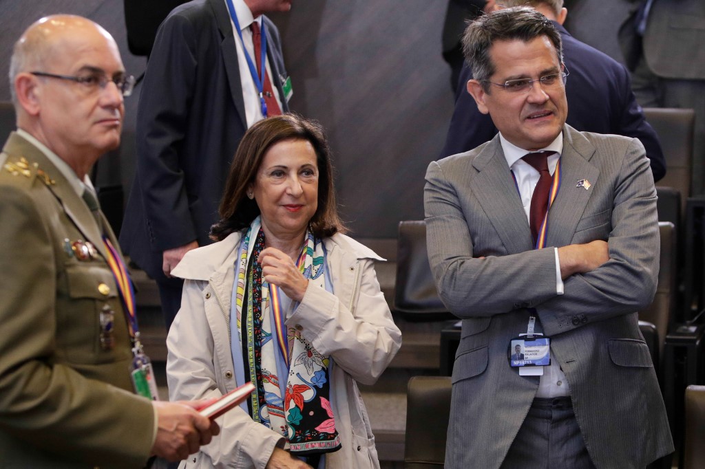 La ministre espagnole de la Défense, Margarita Robles (C), lors de la réunion des ministres de la Défense au siège de l'OTAN à Bruxelles le 26 juin 2019. (AFP)