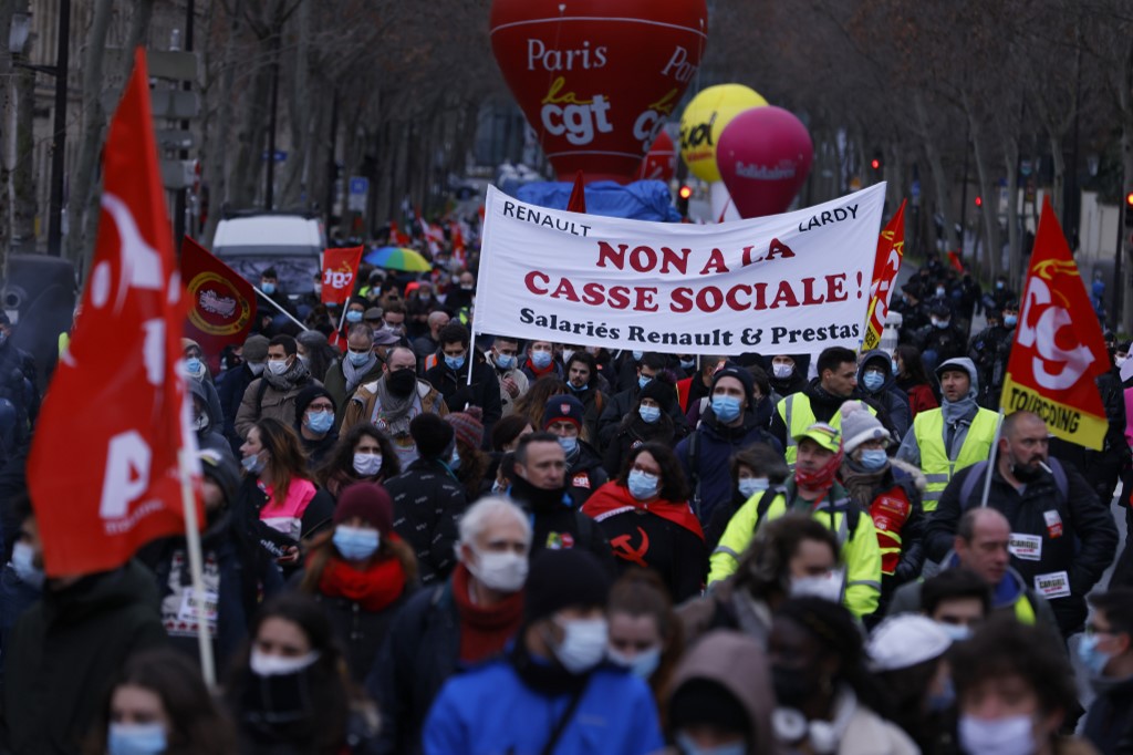 Entre l'Assemblée nationale et le Medef, manifestation à Paris contre les licenciements
