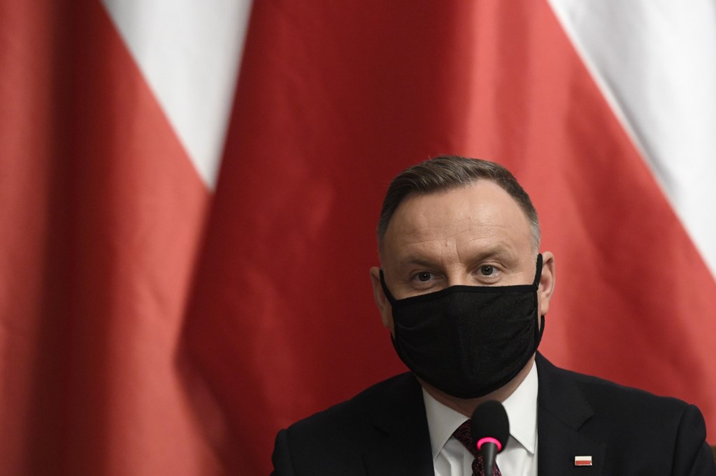 Le président polonais Andrzej Duda porte un masque facial alors qu'il s'adresse à une conférence de presse conjointe avec son homologue tchèque après leur rencontre le 9 décembre 2020 à Prague. (AFP)