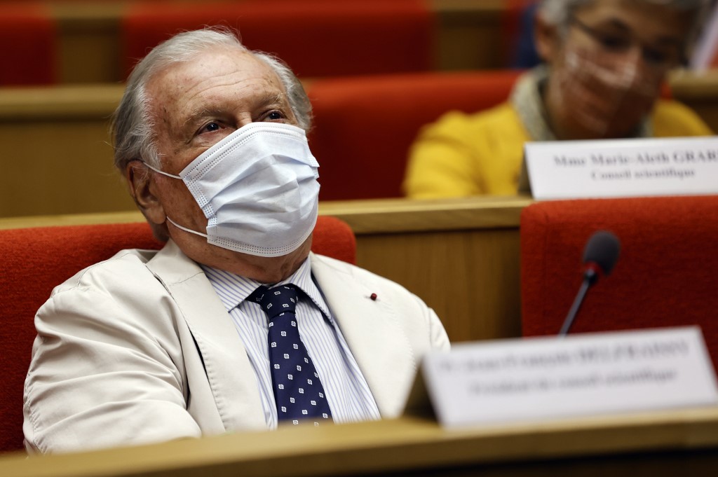 Le médecin français Jean-François Delfraissy, président du conseil scientifique français sur la Covid-19 est vu au Sénat à Paris, le 15 septembre 2020. (AFP)