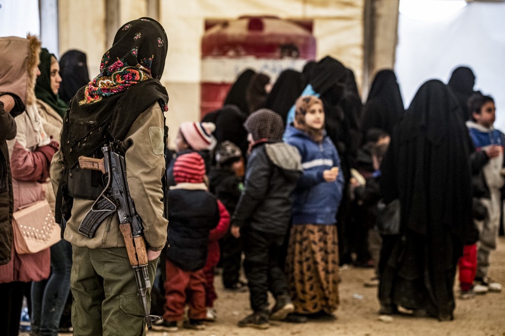 Un membre des services de sécurité intérieure kurdes syriens monte la garde lors de la libération de personnes soupçonnées d'être liées aux combattants du groupe État islamique (EI) du camp d'al-Hol géré par les Kurdes dans le gouvernorat de Hasakeh, dans le nord-est de la Syrie, le 19 janvier 2021. (AFP)