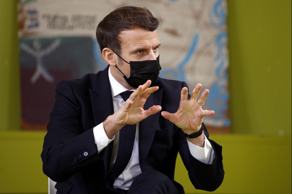 Le président français Emmanuel Macron portant un masque protecteur pour le nez et la bouche rencontre des étudiants à la Maison des étudiants de l'Université Paris Saclay à Saclay, près de Paris, pour parler des conséquences de la pandémie de coronavirus, Covid-19, en janvier 21, 2021. (AFP)