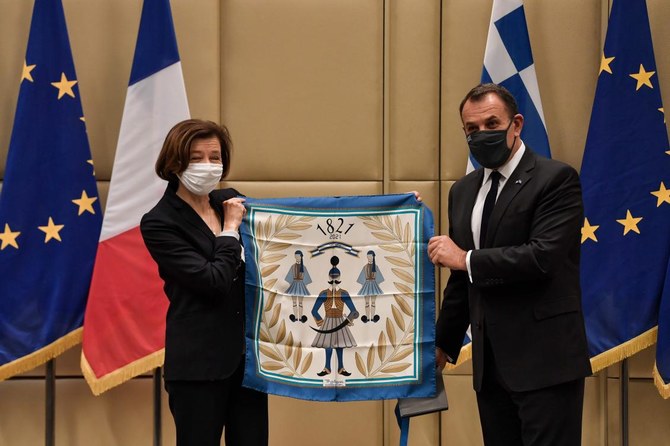 La ministre française de la Défense Florence Parly et son homologue grec Nikos Panagiotopoulos après avoir signé un contrat pour l'achat de 18 Rafale à la France au ministère grec de la Défense à Athènes le 25 janvier 2021. (AFP)