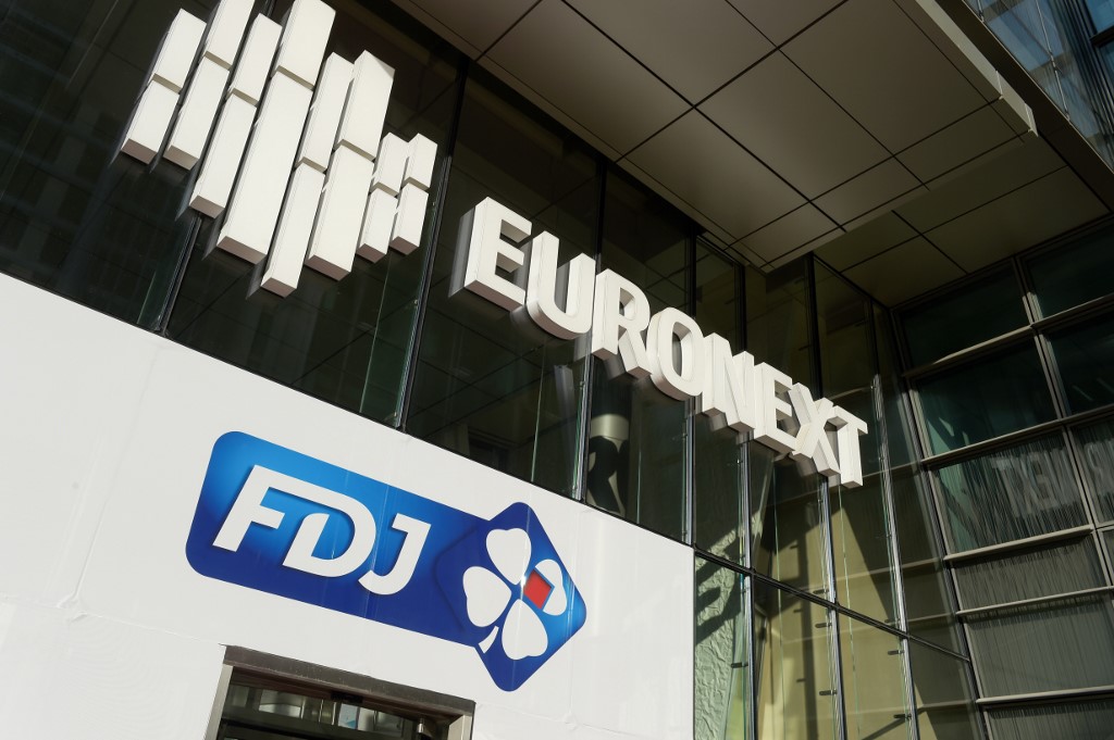 Le logo de la loterie française des Jeux (FDJ) est visible sous le logo d'Euronext après le lancement de l'offre publique initiale de FDJ à la Bourse de Paris Euronext (Bourse) à Paris, le 21 novembre 2019. (AFP)