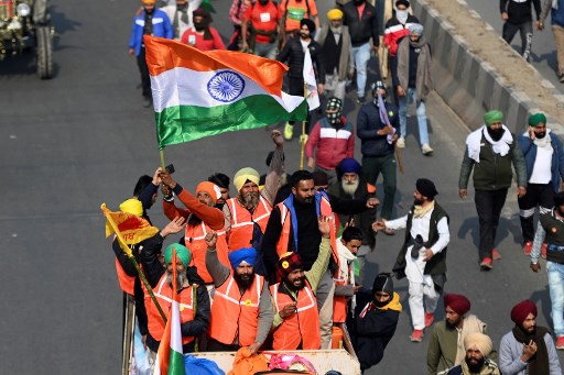 Fête nationale en Inde : des agriculteurs en tracteur franchissent les barrages de police