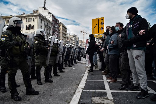 Grèce: la police interdit les rassemblements, avant des manifestations prévues