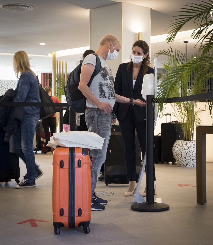 «La population, qui accepte en Allemagne des restrictions importantes» face à la pandémie, «attend de nous que nous la protégions du mieux possible d'une explosion du nombre de cas», a encore déclaré M. Seehofer.(AFP)