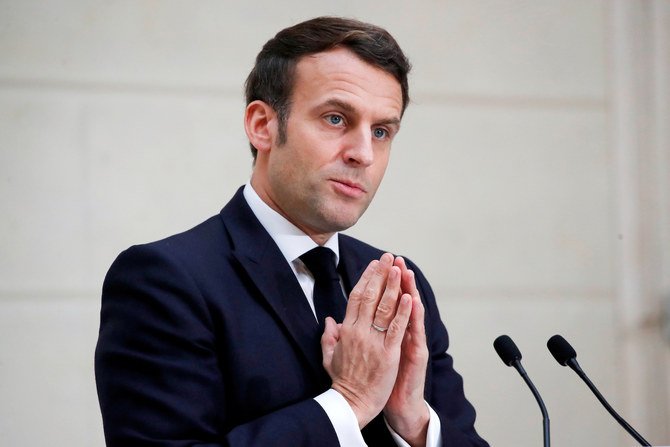 Le président de la République française, Emmanuel Macron, s’adresse aux membres de la Fédération des boulangers et pâtissiers de France pour la traditionnelle galette des rois au palais de l’Élysée à Paris, France, le 13 janvier 2021. (Reuters)